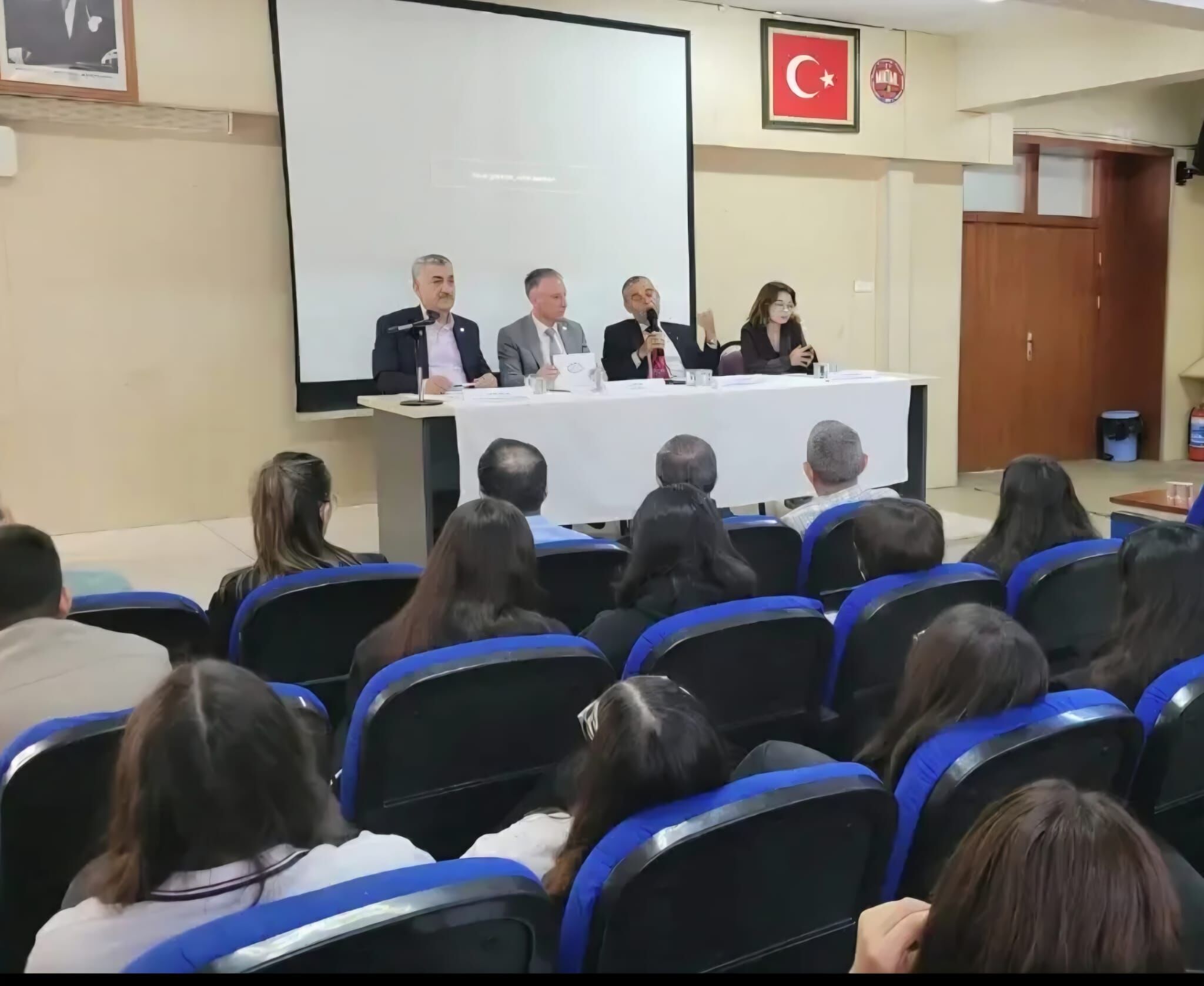 Manisa'da İz Bırakan Mezunlar Paneli Duygu Dolu Anlara Sahne Oldu (2)