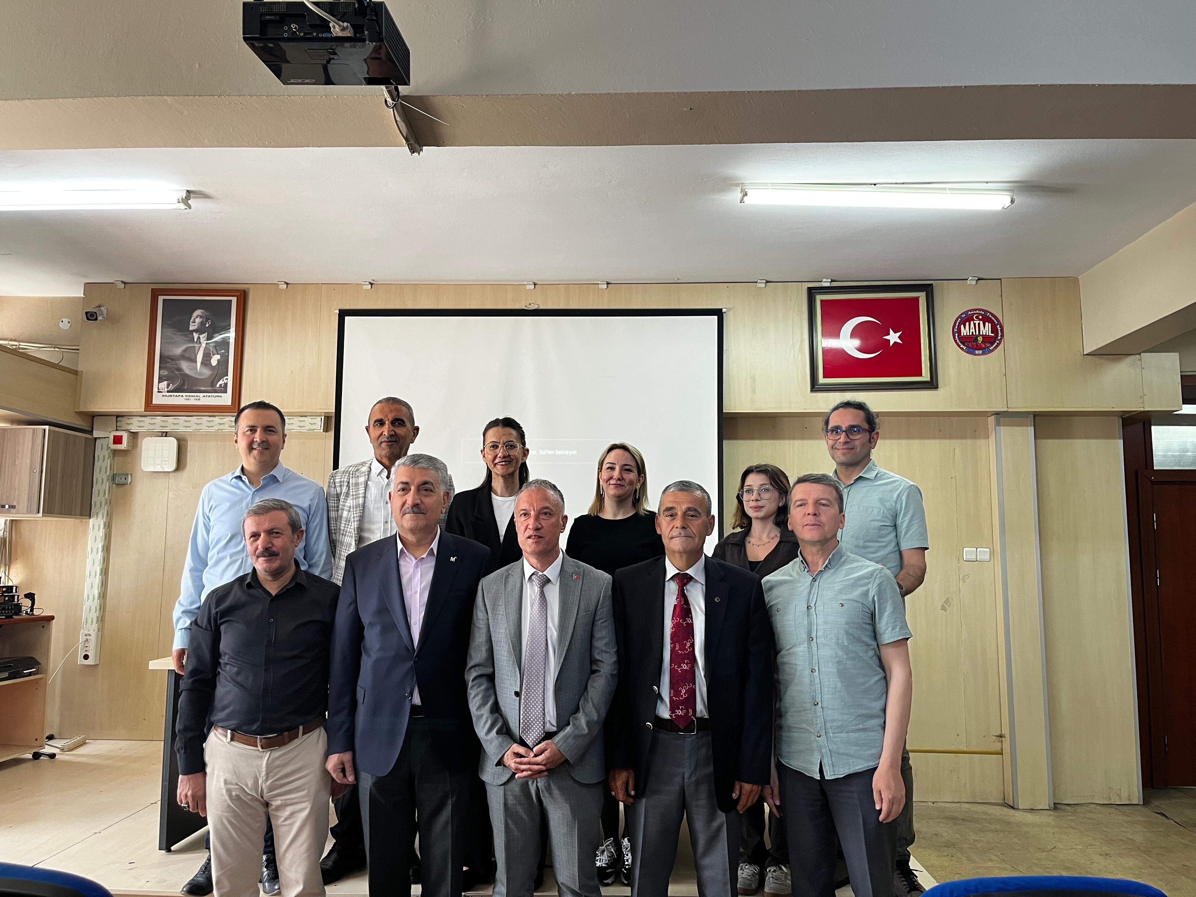 Manisa'da İz Bırakan Mezunlar Paneli Duygu Dolu Anlara Sahne Oldu (4)