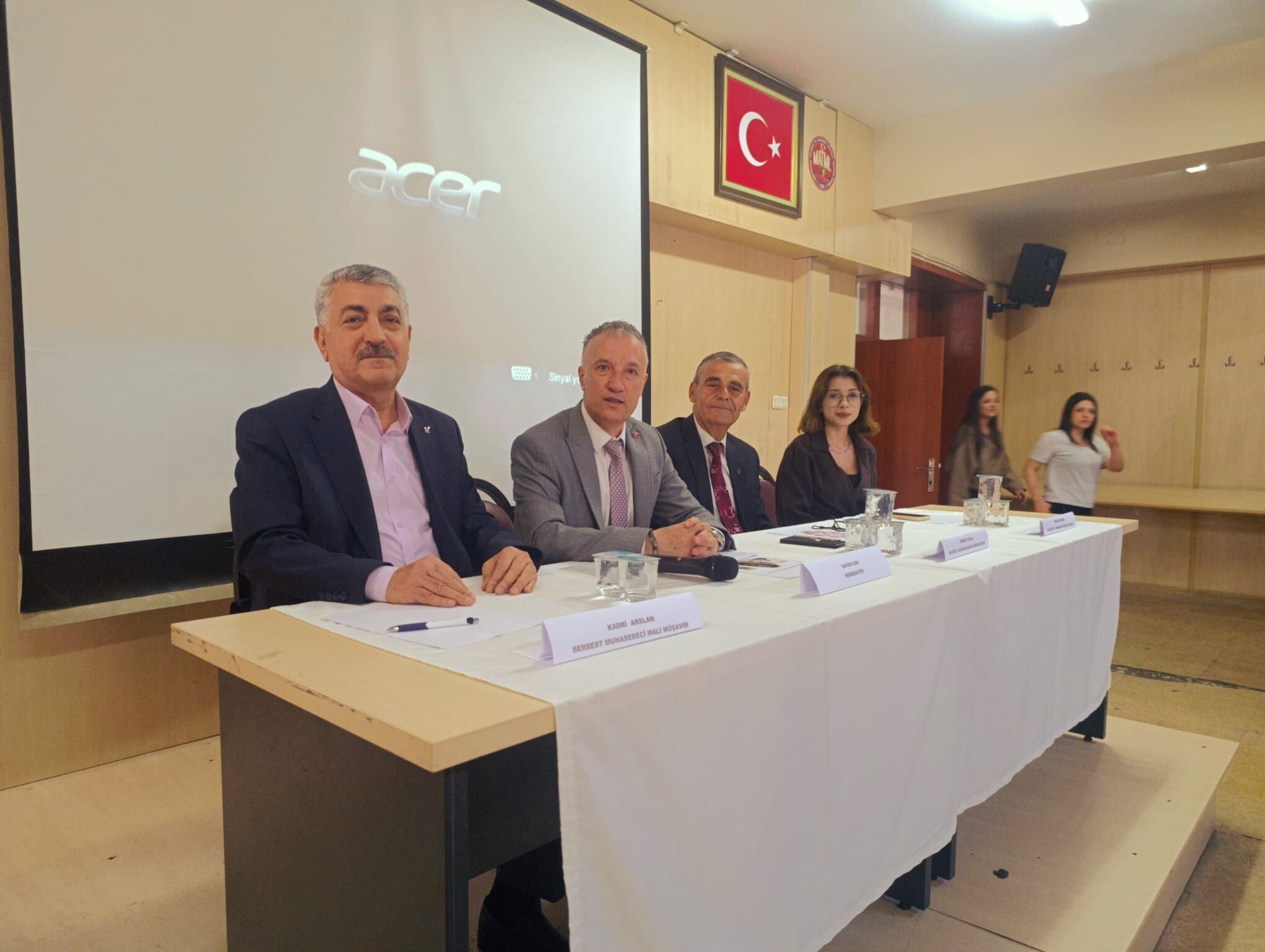Manisa'da İz Bırakan Mezunlar Paneli Duygu Dolu Anlara Sahne Oldu (5)