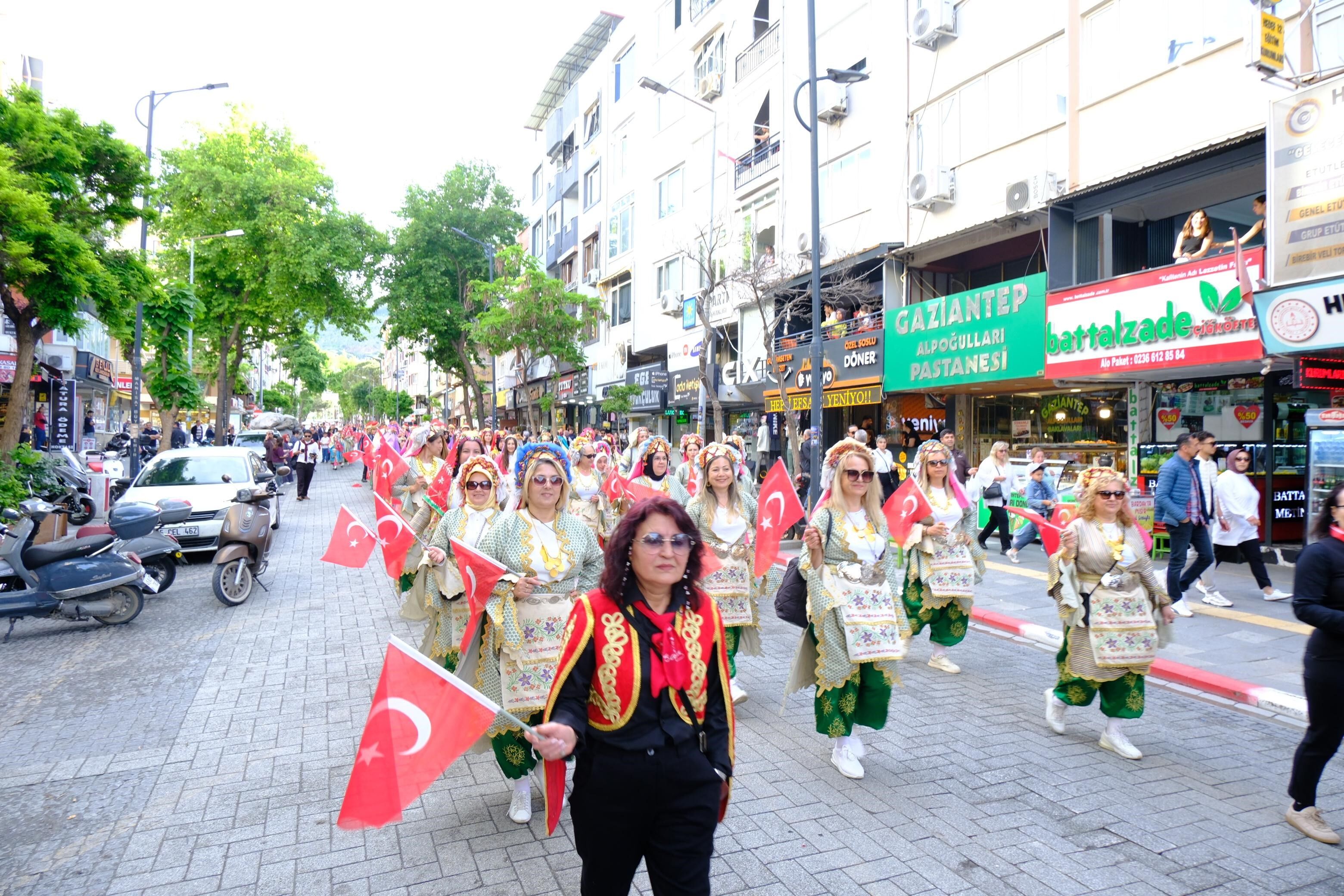 Soma'da Zeybek Festivaline Yoğun Ilgi! (4)