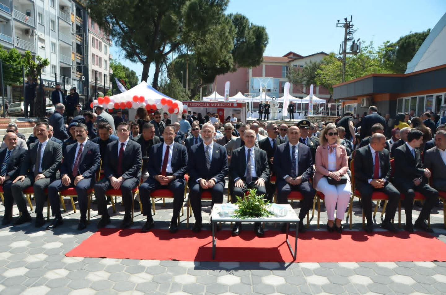 AK Partili Yenişehirlioğlu Akhisar’da kitap fuarında konuştu-.3.4