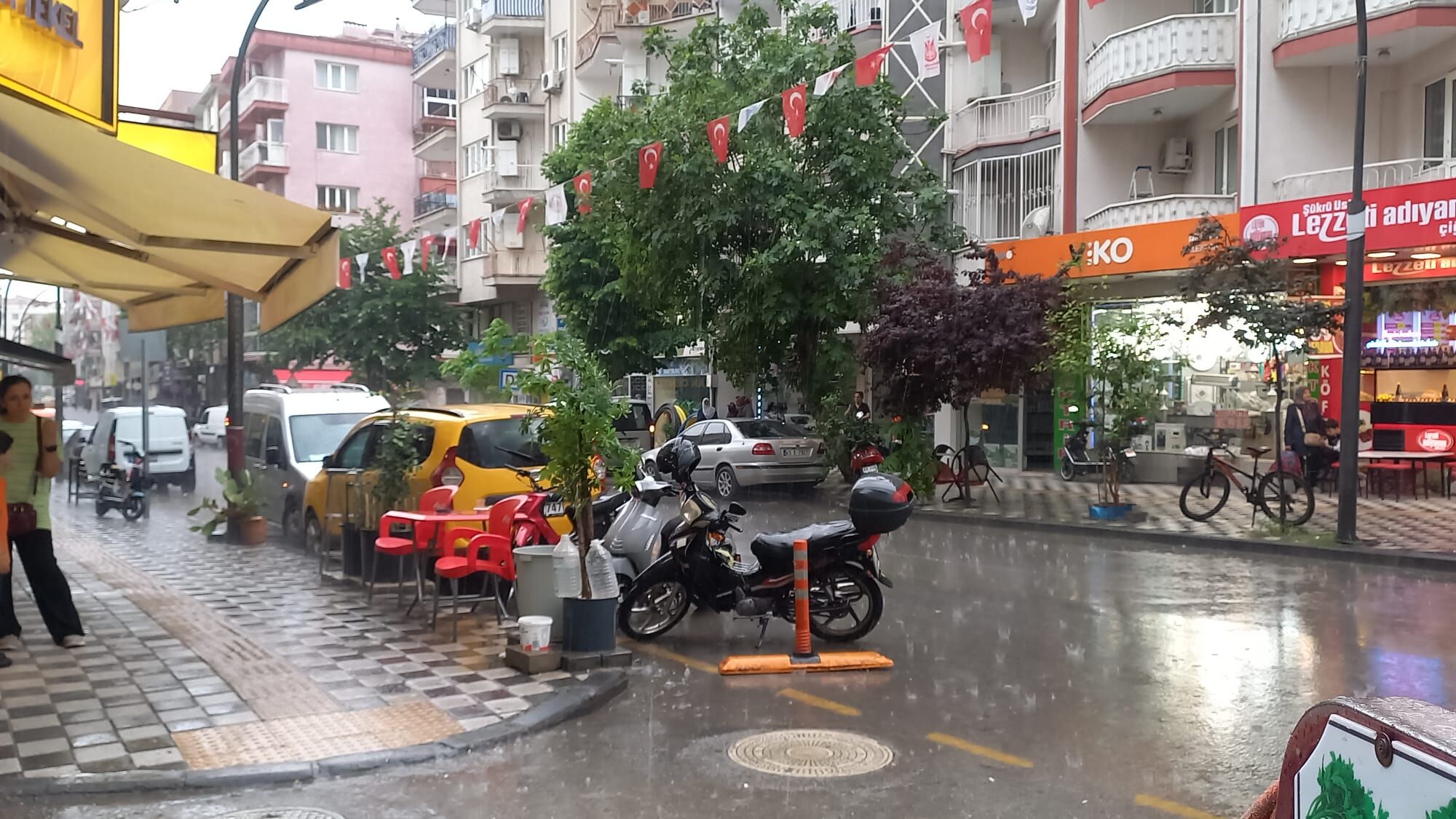 Manisa'da sağanak yağış başladı-.1