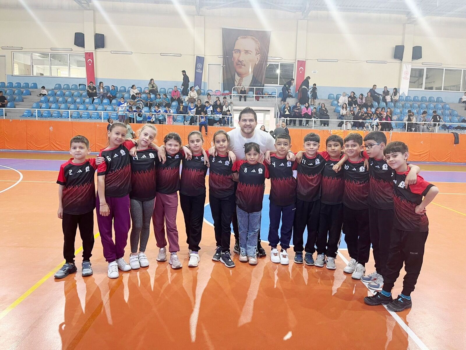 Manisa’da geleneksel çocuk oyunları heyecanı: 6 bin 500 öğrenci yarıştı