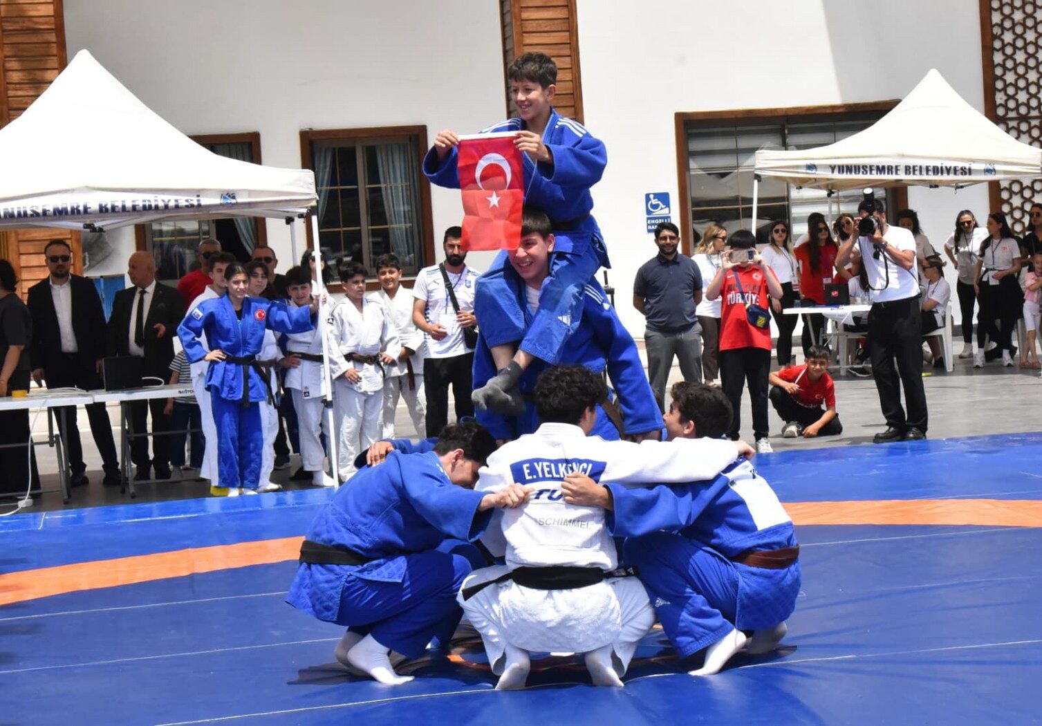 Yunusemre'de 19 Mayıs coşkusu meydanı doldurdu-.1