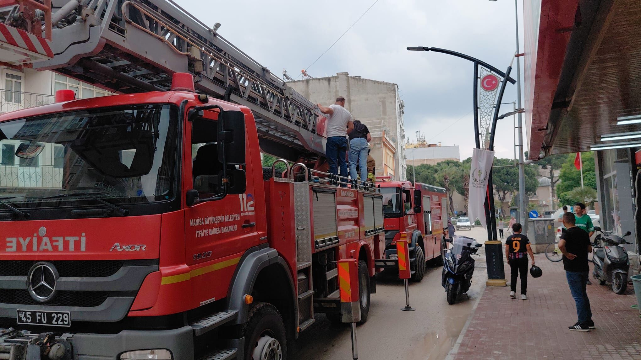 Manisa'da iki katlı apartmanın çatısında çıkan yangın söndürüldü-6
