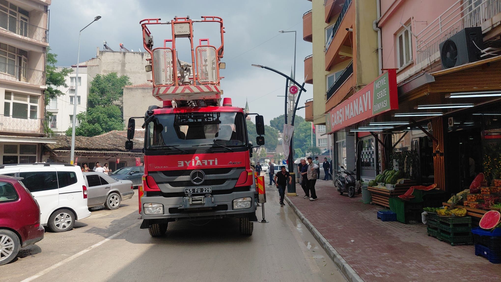 Manisa'da iki katlı apartmanın çatısında çıkan yangın söndürüldü-5