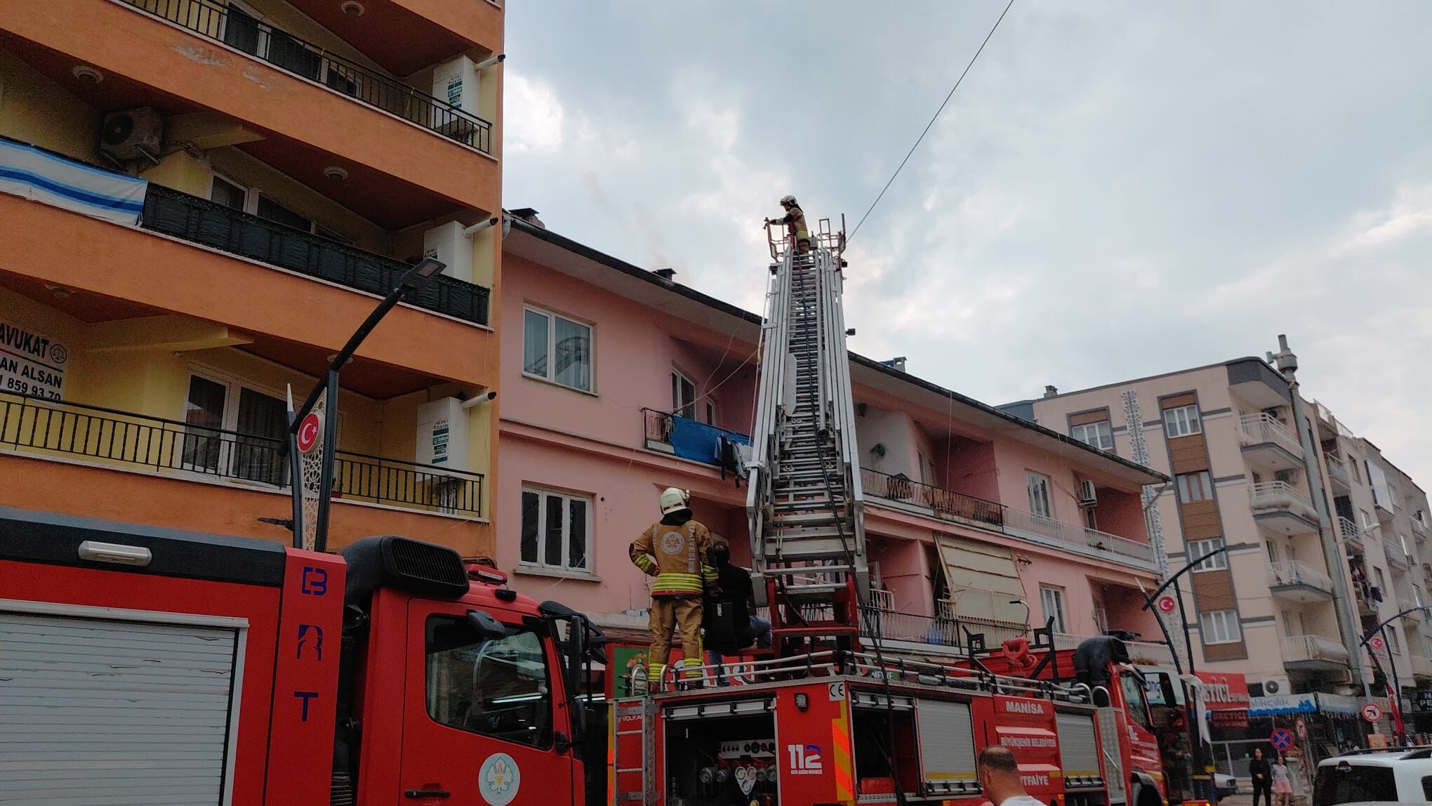 Manisa'da iki katlı apartmanın çatısında çıkan yangın söndürüldü-3