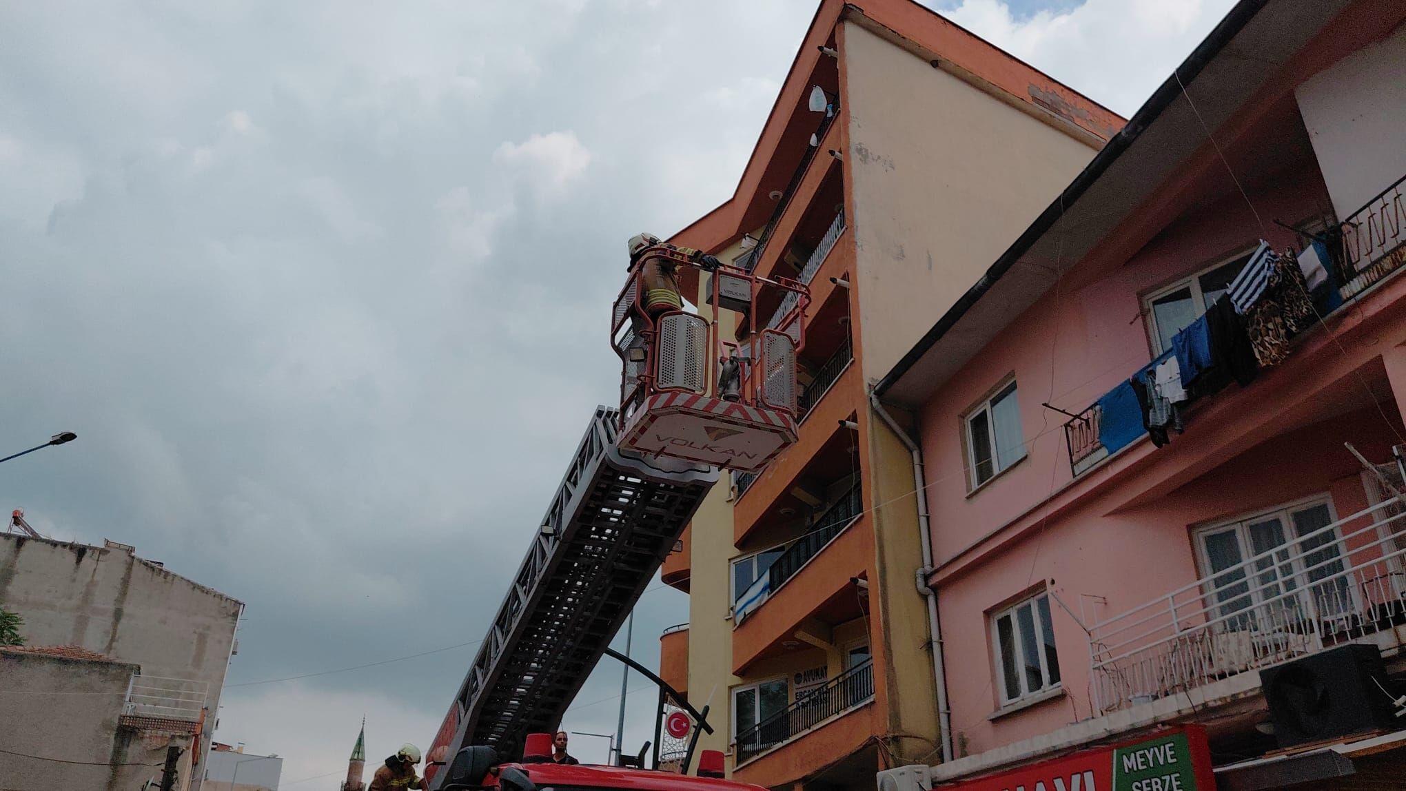 Manisa'da iki katlı apartmanın çatısında çıkan yangın söndürüldü-4
