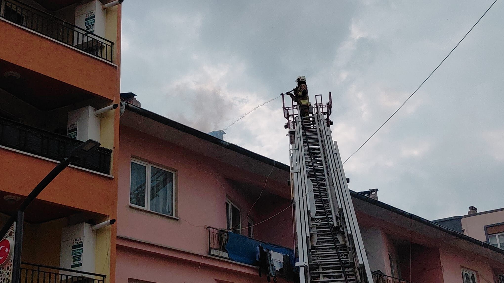 Manisa'da iki katlı apartmanın çatısında çıkan yangın söndürüldü-1