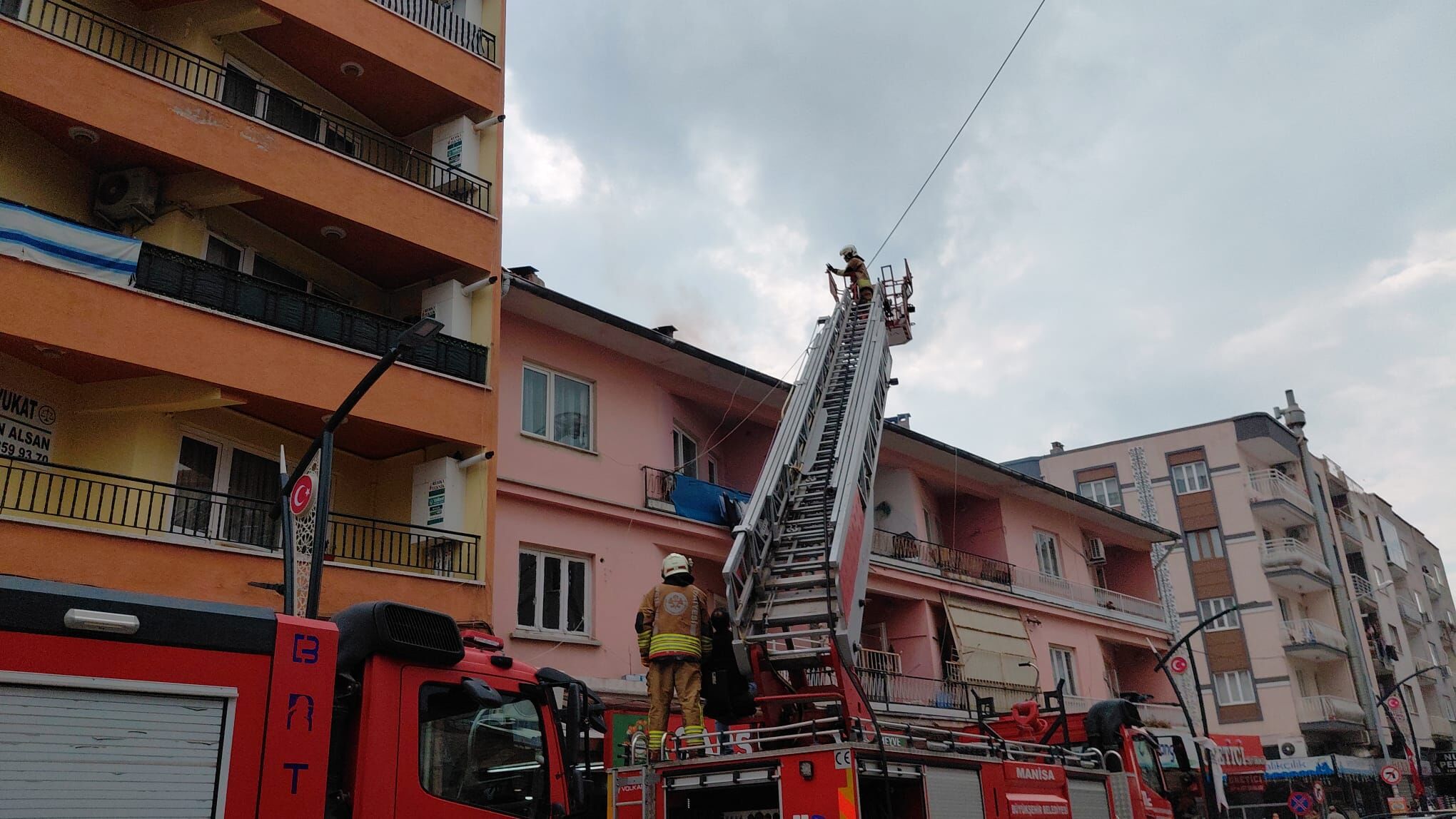 Manisa'da iki katlı apartmanın çatısında çıkan yangın söndürüldü-2