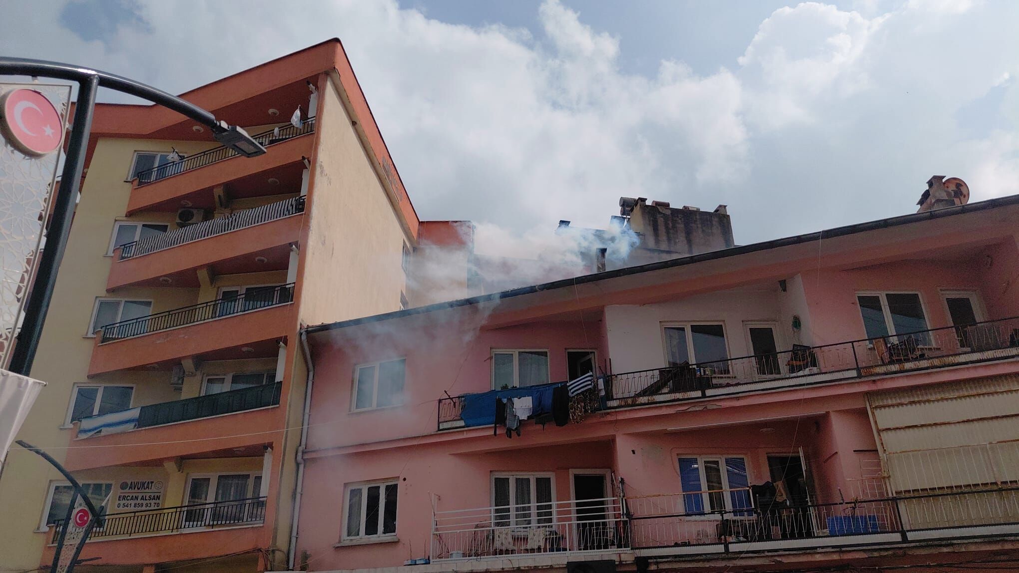 Manisa'da iki katlı apartmanın çatısında çıkan yangın söndürüldü