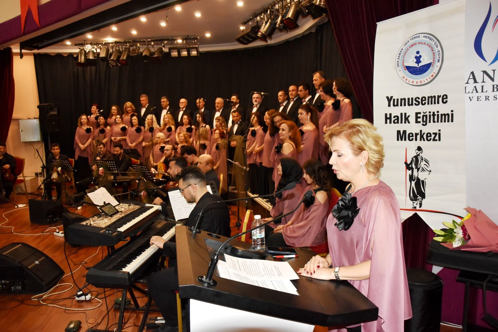 Yunusemre Halk Eğitim korosu’ndan sanat dolu gece