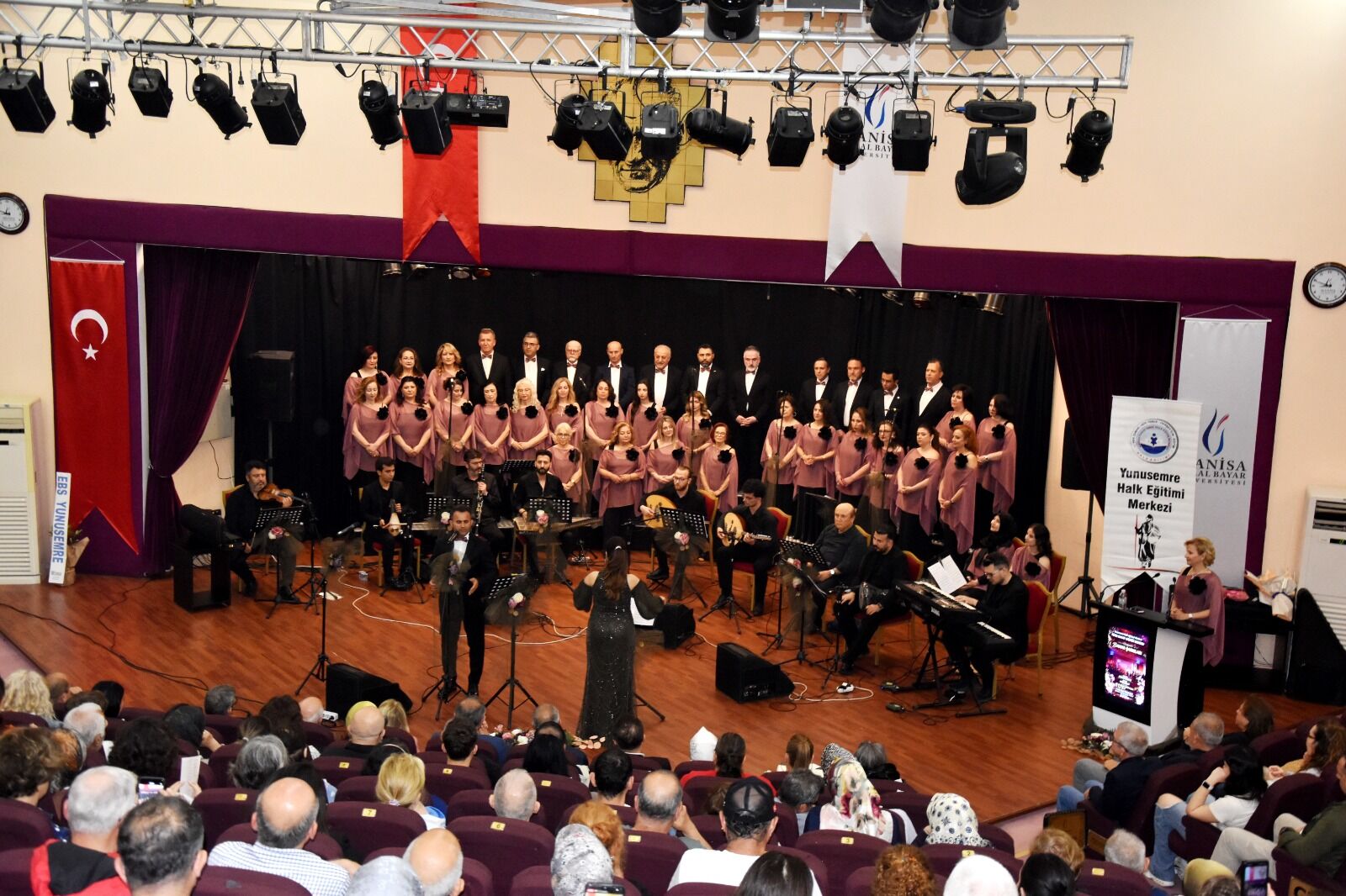 Yunusemre Halk Eğitim korosu’ndan sanat dolu gece-1