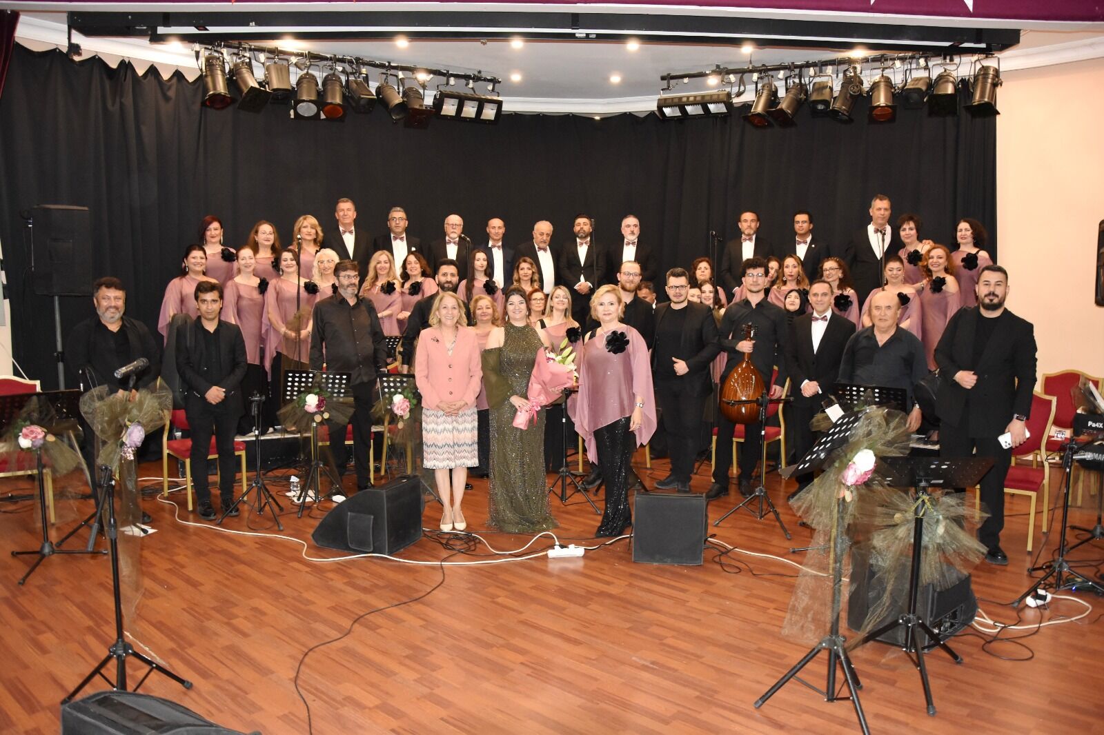 Yunusemre Halk Eğitim korosu’ndan sanat dolu gece-3