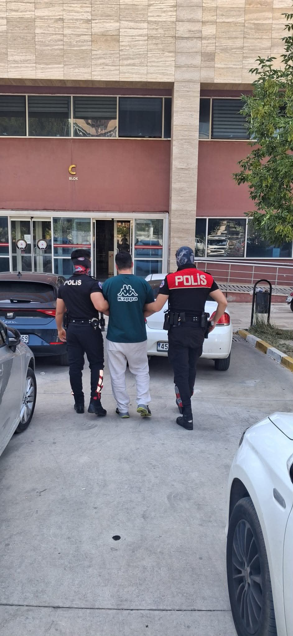 Manisa'da Yunusların Dikkatinden Kaçmadı! 38 Yıl Hapis Cezasıyla Aranan Firari Takside Yakalandı!