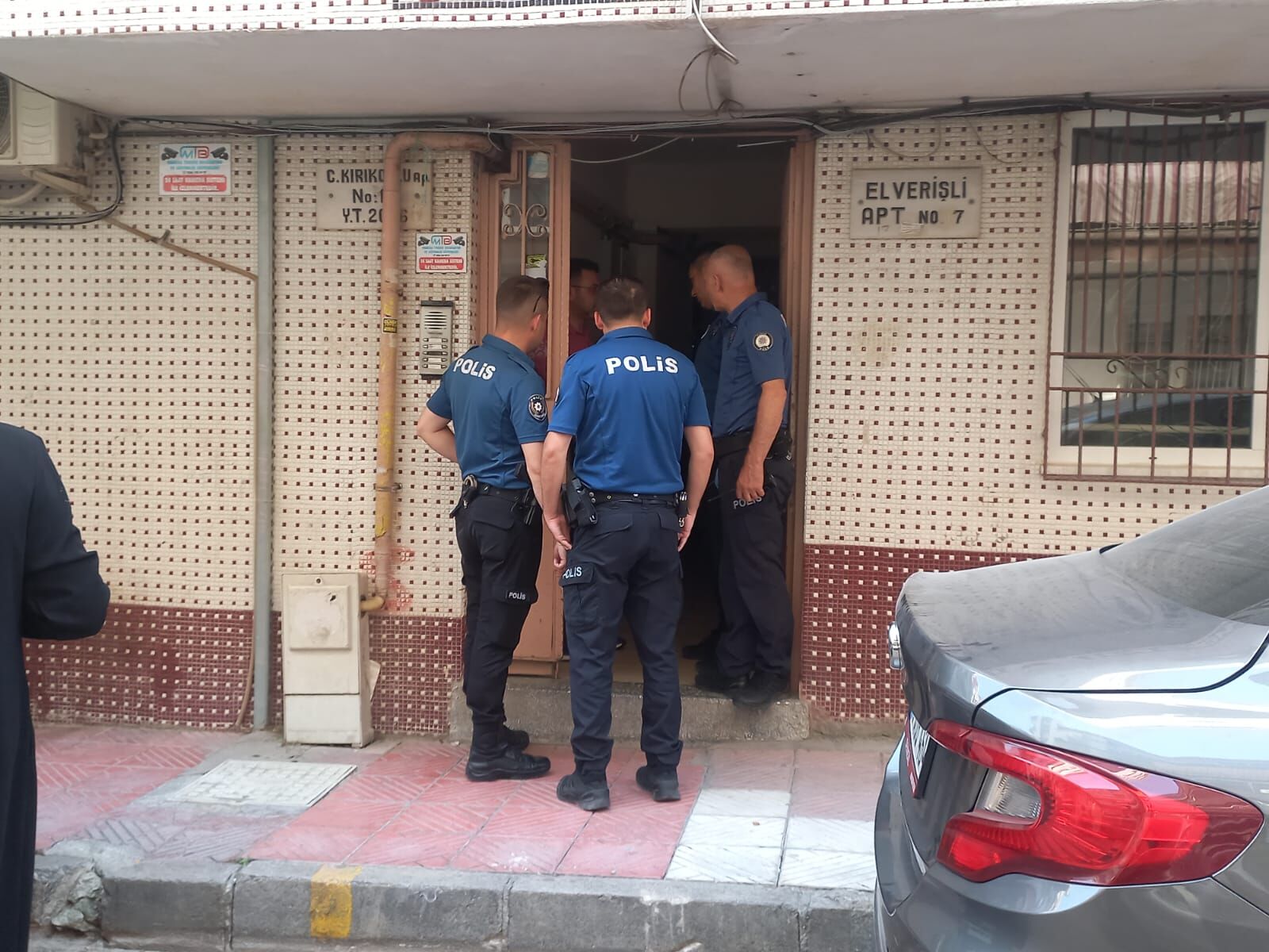 Manisa'da Evinde Silahla Vurulmui Bulunan 4 Çocuk Annesi Hayatını Kaybetti