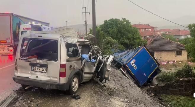 Manisa'da Feci Kaza: Tır ile Hafif Ticari Araç Çarpıştı, 2 Ölü