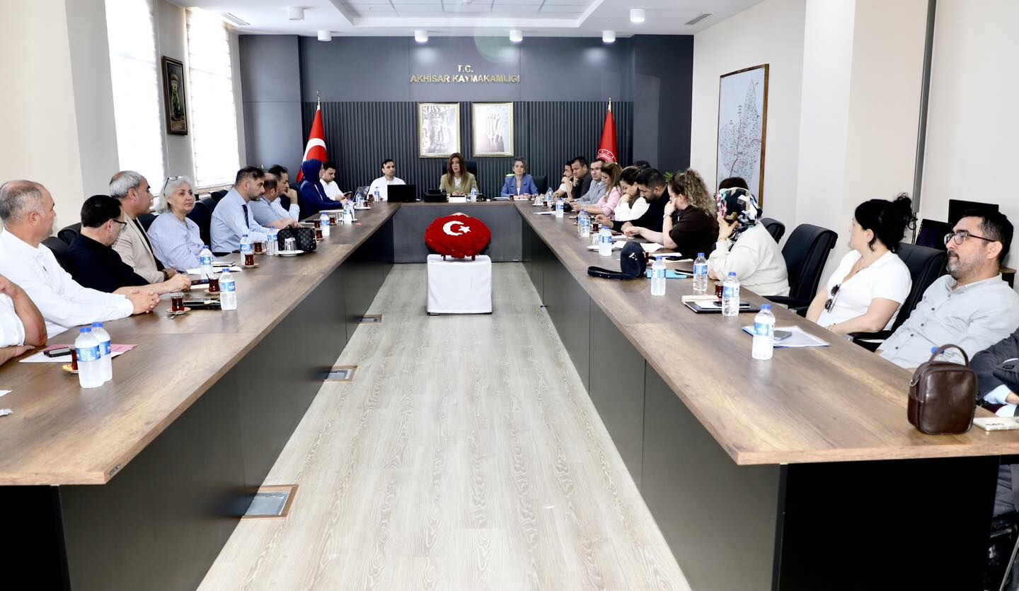 Manisa'da Aile ve Sosyal Hizmetler Müdürleri Akhisar'da Toplandı: Hizmetler ve Koordinasyon Masaya Yatırıldı
