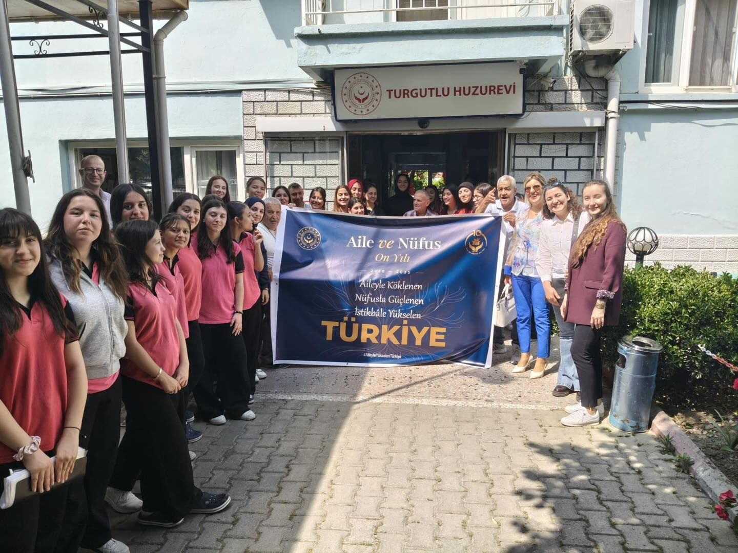 Manisa’da Kuşaklar Arası Köprü: Turgutlu’da Huzurevi Sakinleri ile Gençler Buluştu