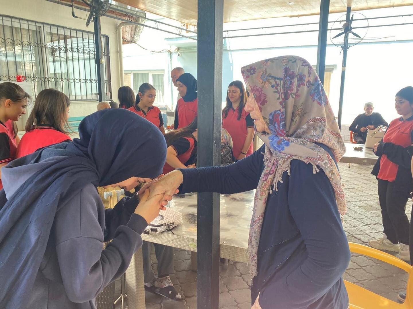 Manisa’da Kuşaklar Arası Köprü: Turgutlu’da Huzurevi Sakinleri ile Gençler Buluştu-1