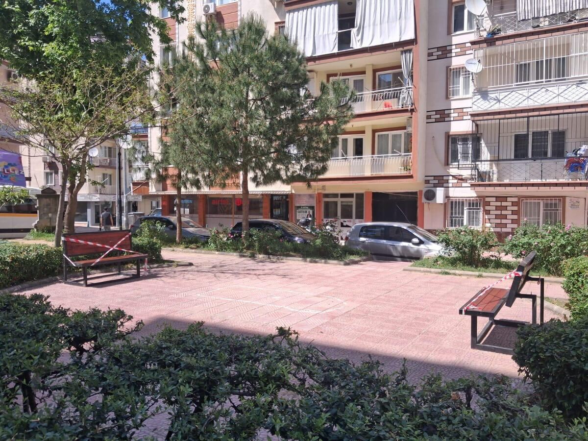 Şehzadeler’de kamusal alanlarda banklar yenileniyor-2