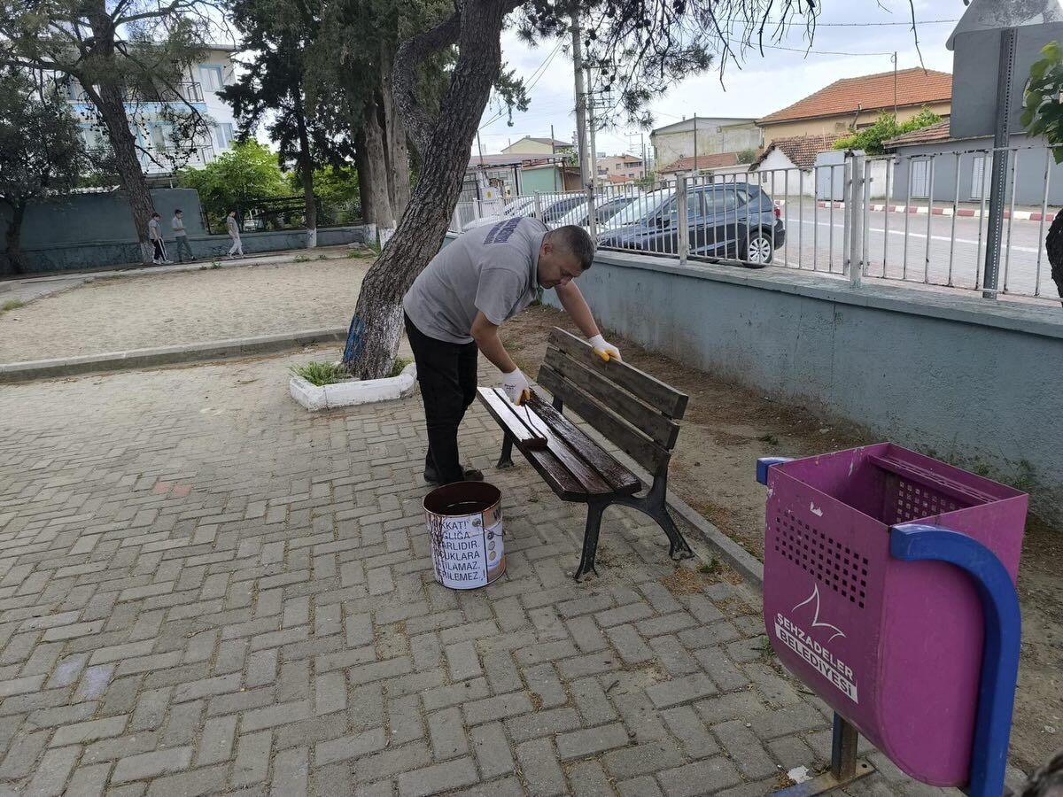 Şehzadeler’de kamusal alanlarda banklar yenileniyor-1
