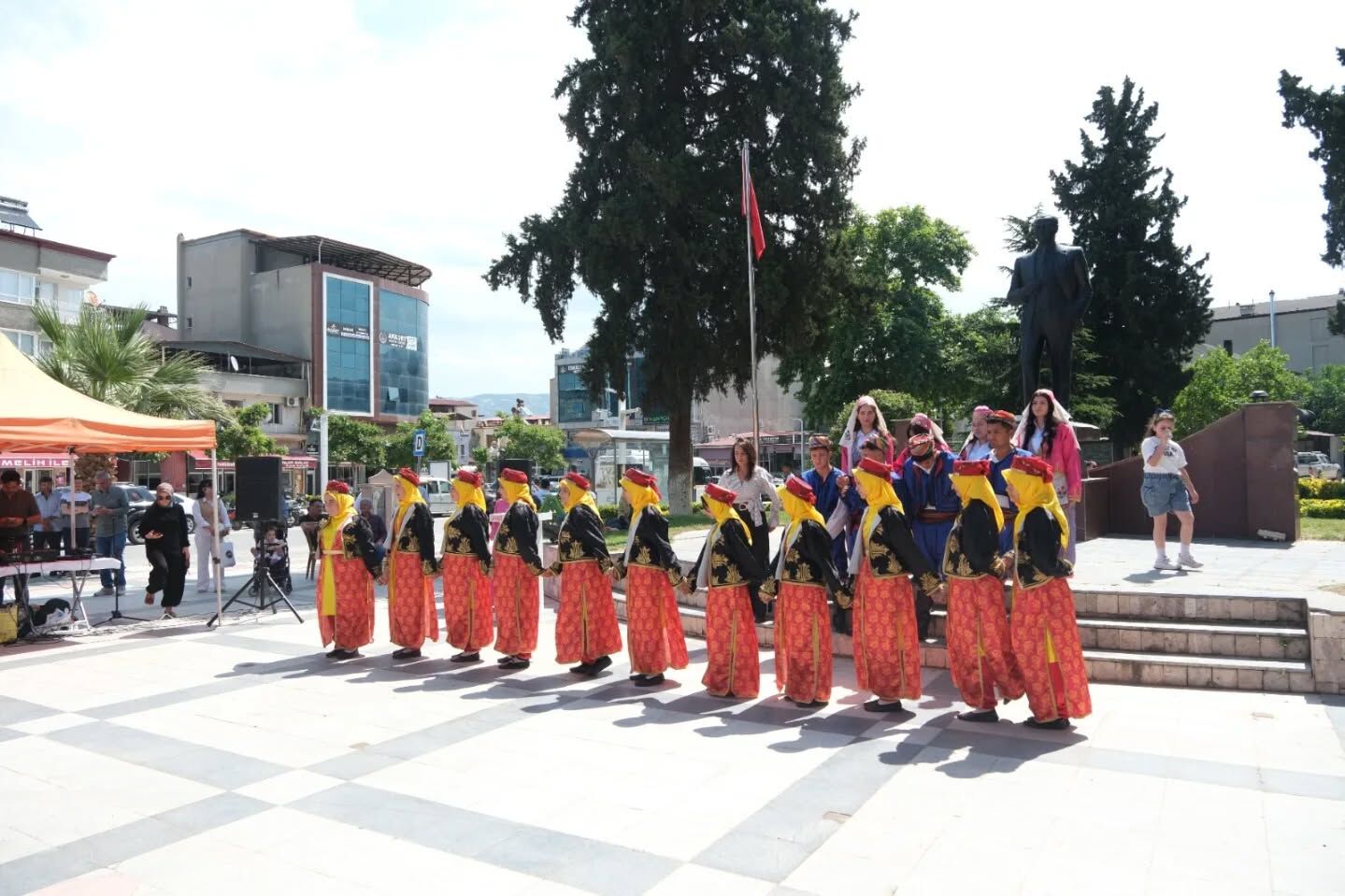 Sarıgöl'de 'Hayat Boyu Öğrenme Haftası' etkinliklerine yoğun ilgi-.3.4-1