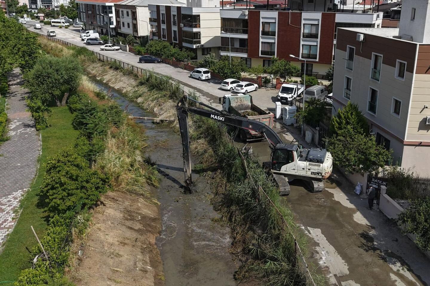 Manisa'da 5 Bin Metrelik Sulama Kanalına Temizlik-1