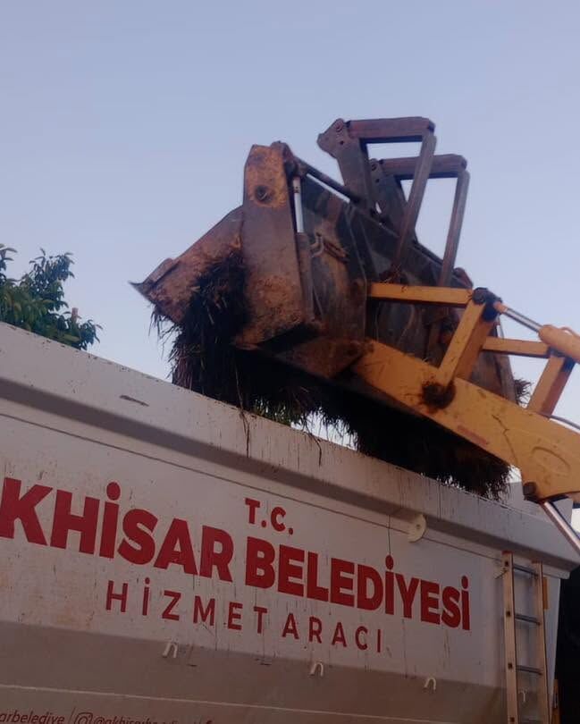 Akhisar’da Seyir Halindeki Saman Yüklü Traktörde Yangın-3