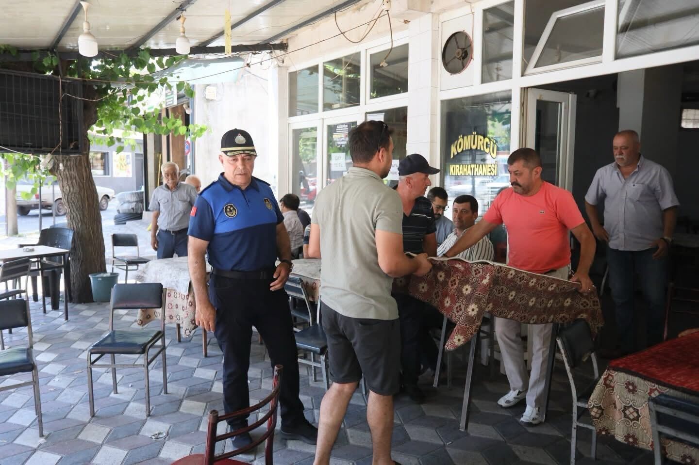 Akhisar'da kaldırım işgallerine ortak denetim