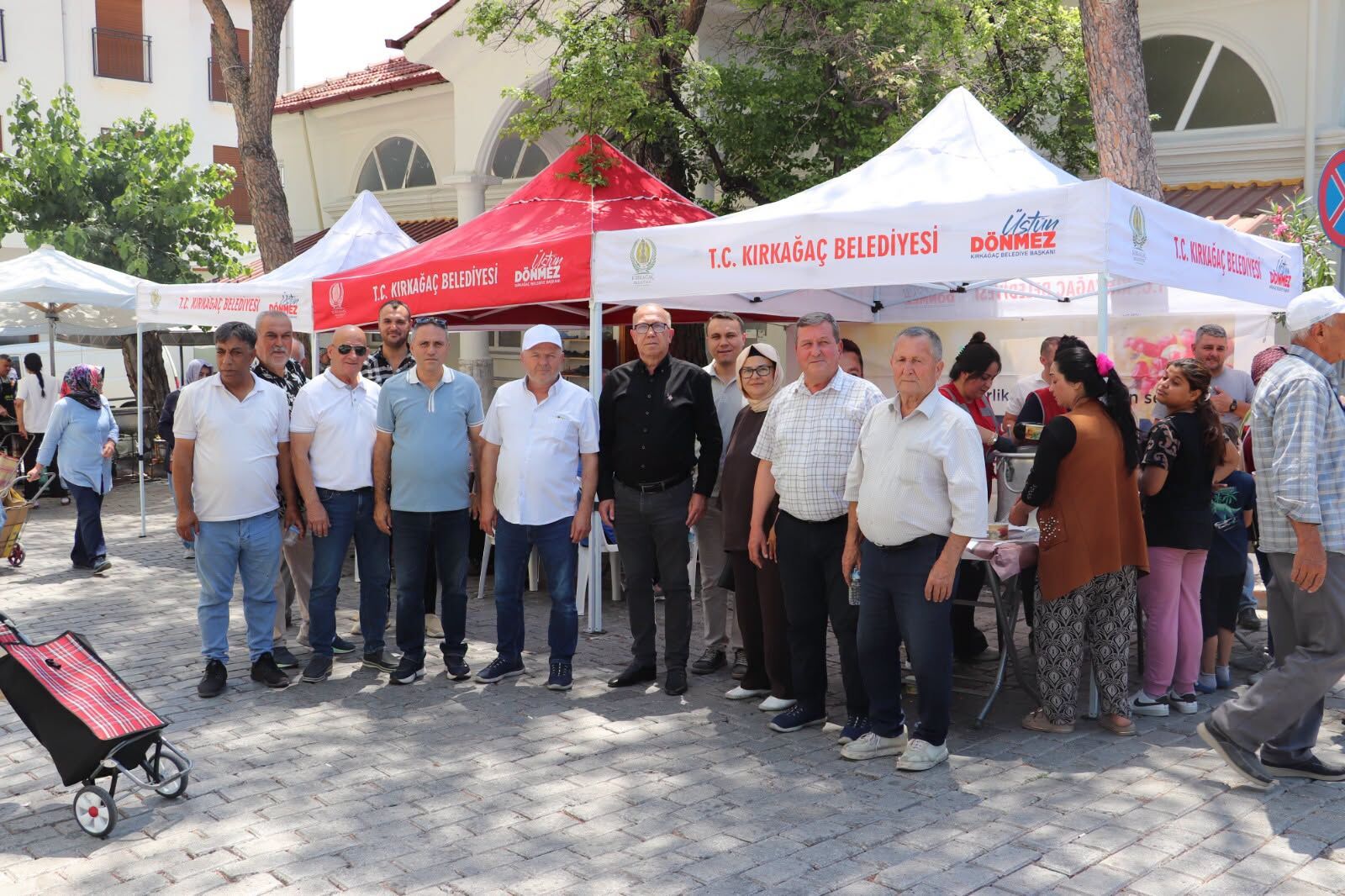 Kırkağaç'ta geleneksel aşure hayrına yoğun ilgi!