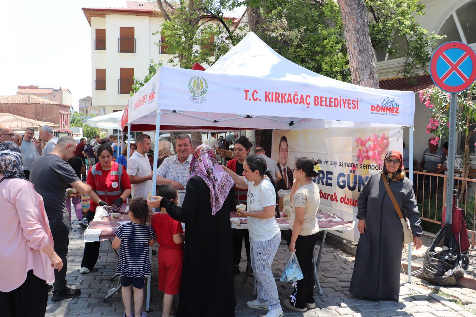 Kırkağaç'ta geleneksel aşure hayrına yoğun ilgi!-1