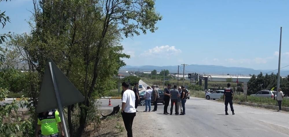 Balıkesir'de yolcu minibüsü ile otomobil çarpıştı: 14 yaralı