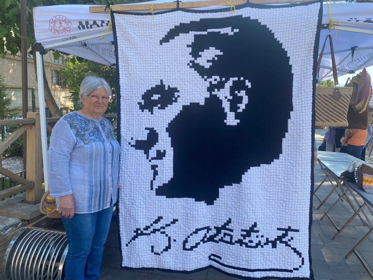 alaşehir'de emekle işlenen atatürk portresi yoğun ilgi gördü