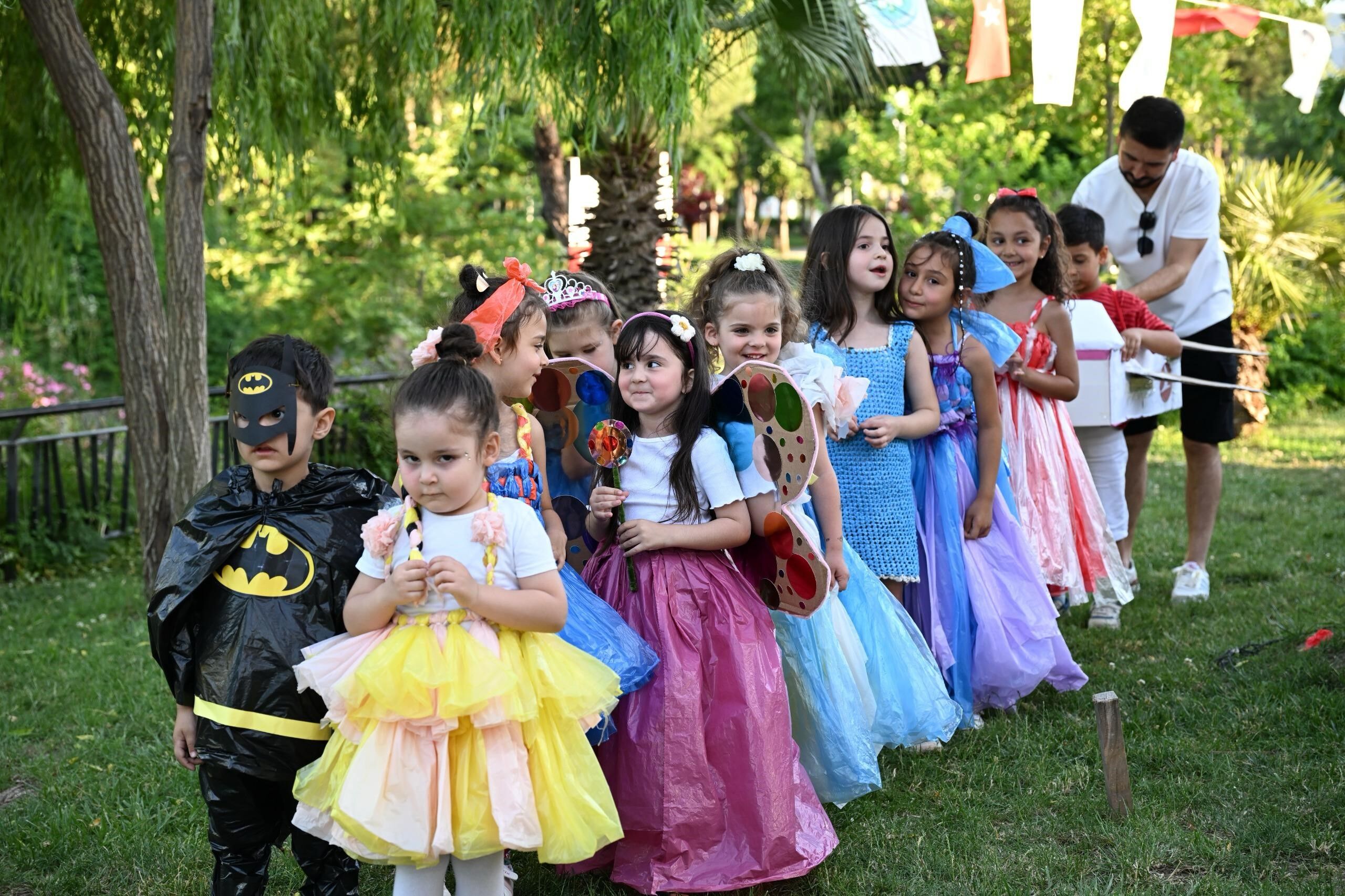 Manisa’da Miniklerden Geri Dönüşüm Defilesi:-1