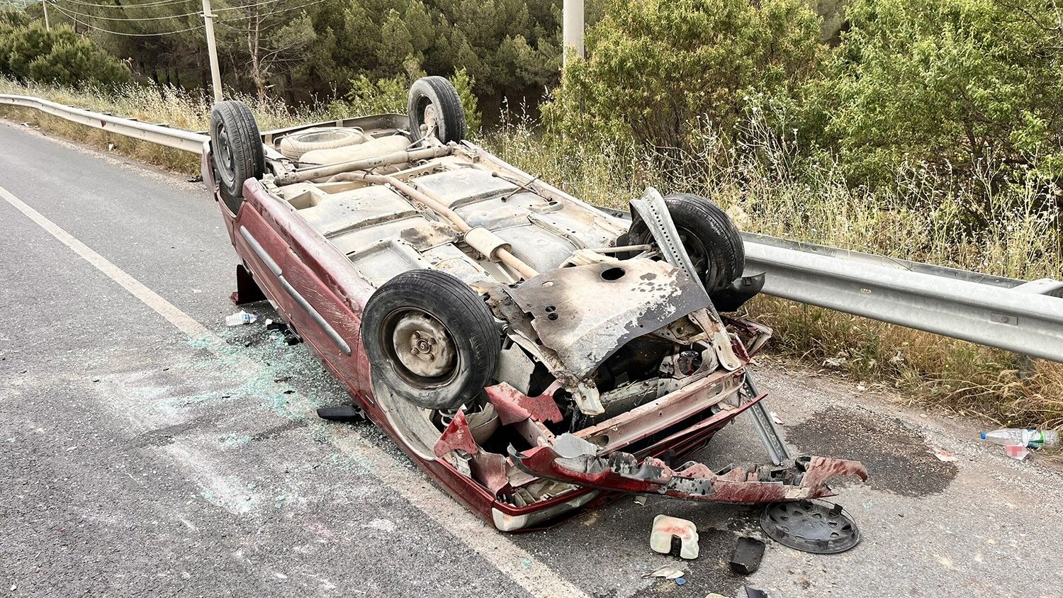 Kula’da trafik kazası: Kontrolden çıkan araç bariyere çarptı-1