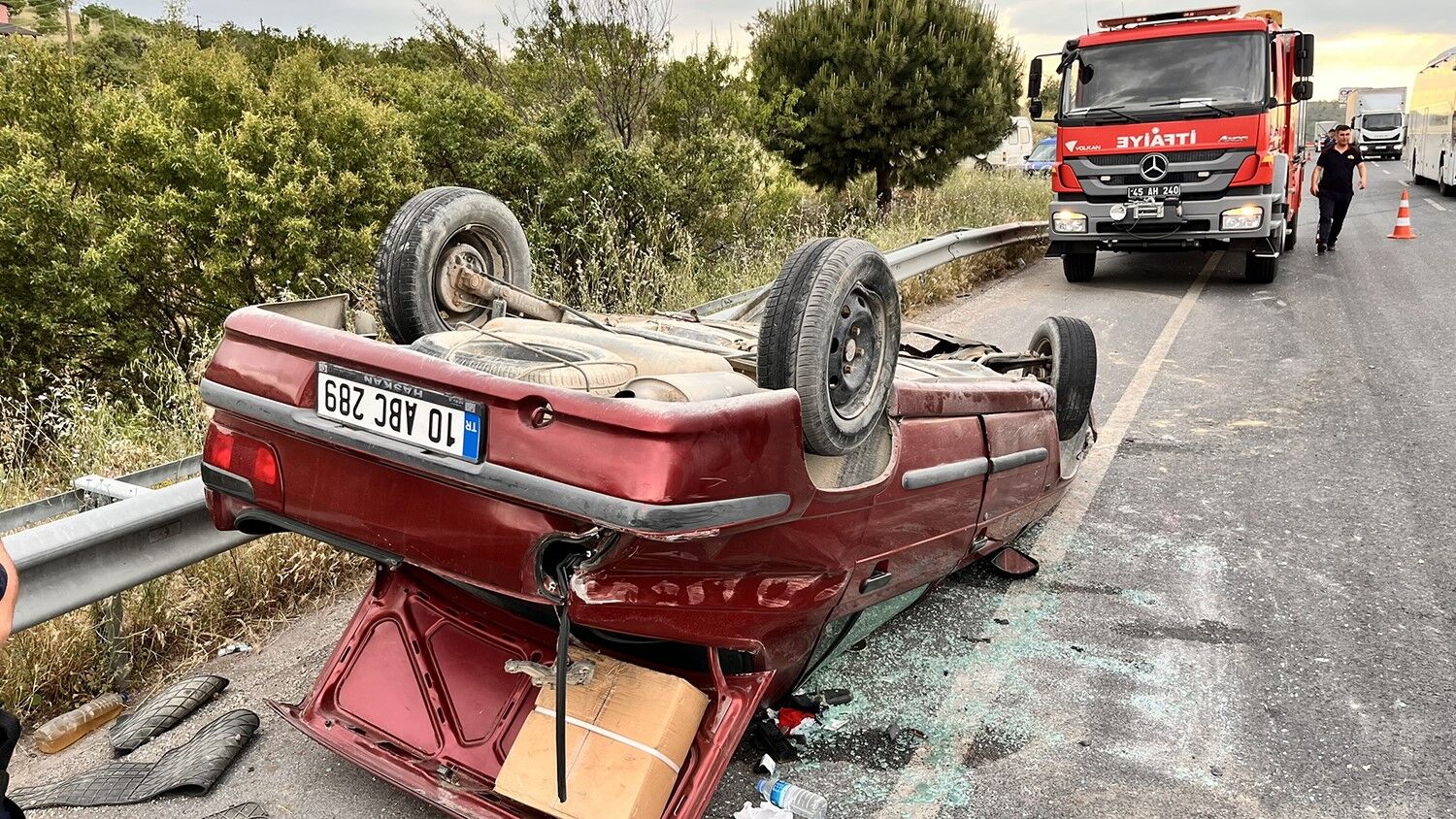Kula’da trafik kazası: Kontrolden çıkan araç bariyere çarptı