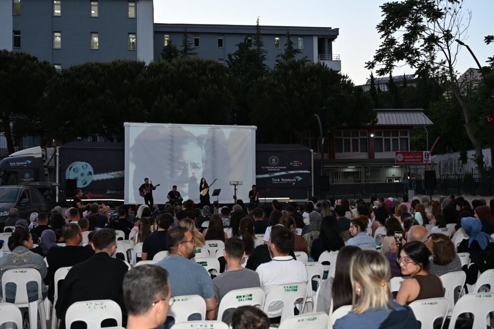 Demirci'de Kültür Sanat Rüzgarı: Gezen Sinema Tırı İlçeyi Coşturdu