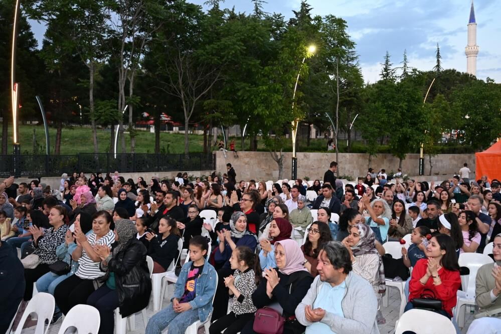 Demirci'de Kültür Sanat Rüzgarı: Gezen Sinema Tırı İlçeyi Coşturdu-1