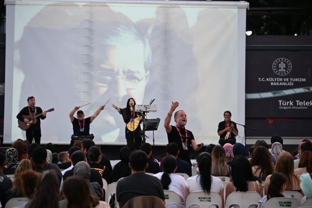 Demirci'de Kültür Sanat Rüzgarı: Gezen Sinema Tırı İlçeyi Coşturdu-2