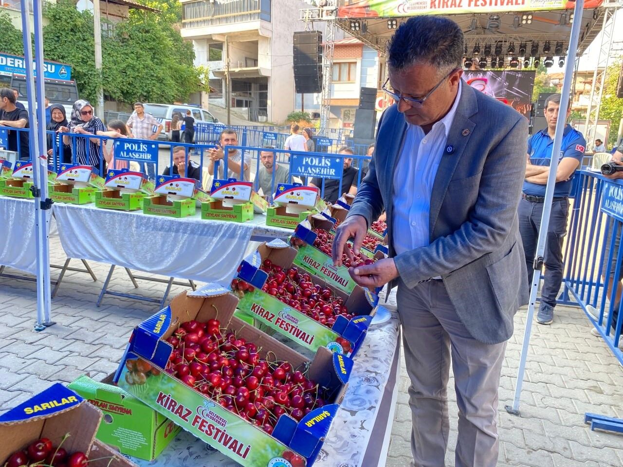 Alaşehir’de en güzel kiraz yarışması nefes kesti