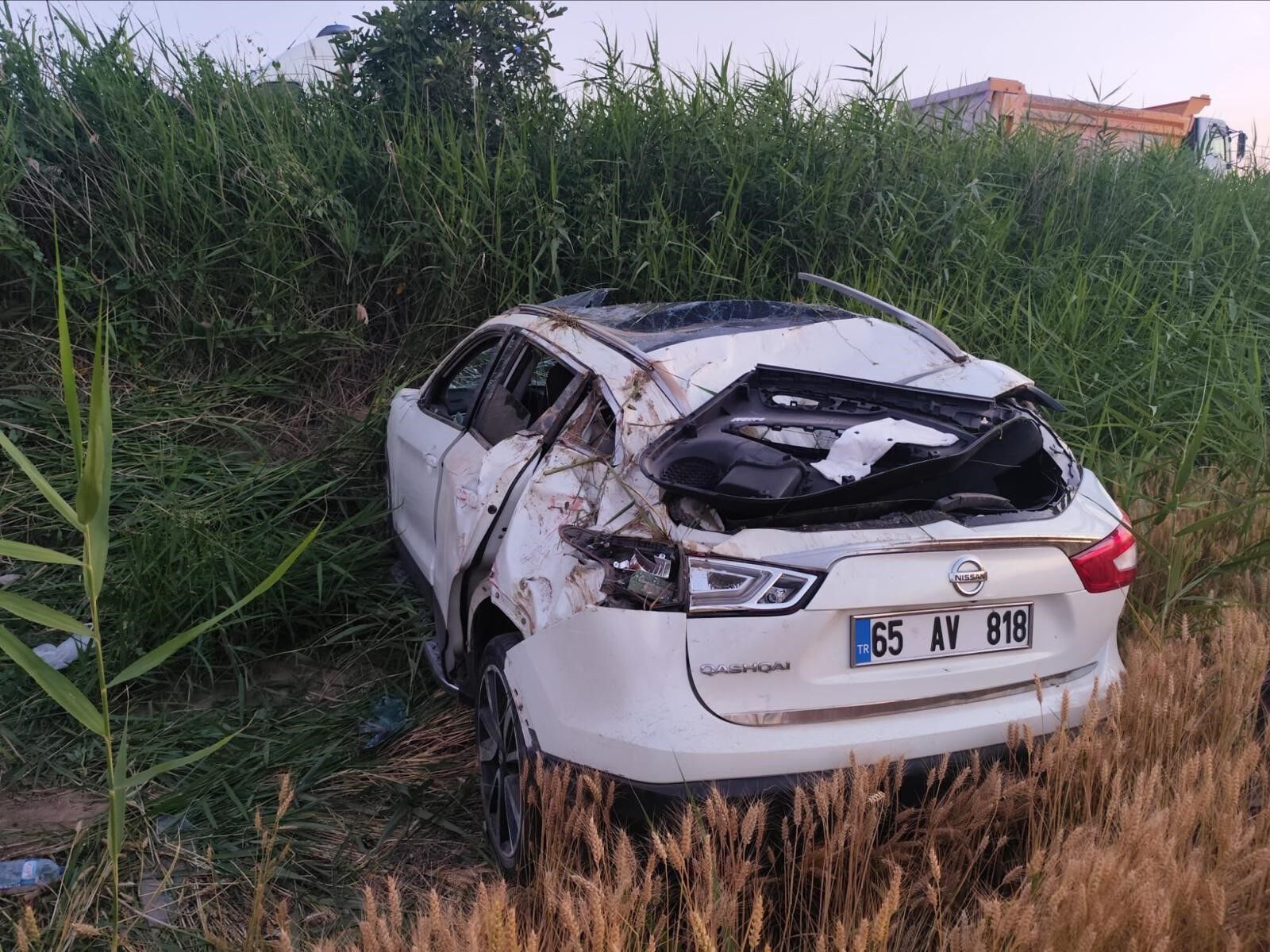 Kamyon ile Otomobil Çarpıştı, 2'si Çocuk 3 Kişi Yaralandı-2