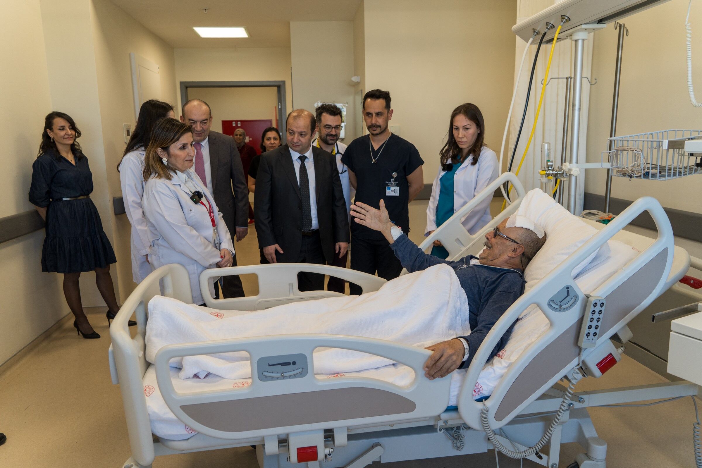 Manisa'da bir ilk! Beyin piliyle yeniden yürümeye başladı-.1
