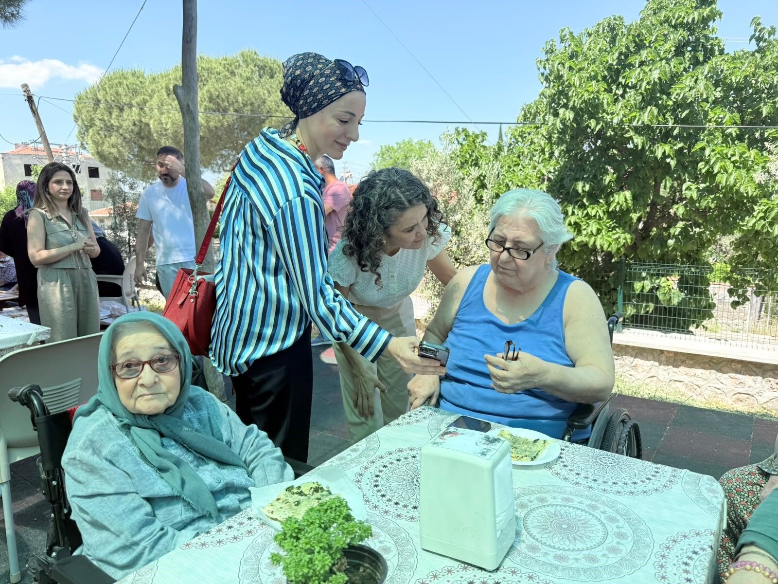 Manisa'da huzurevi sakinlerinden A Milli Takım'a destek-.1