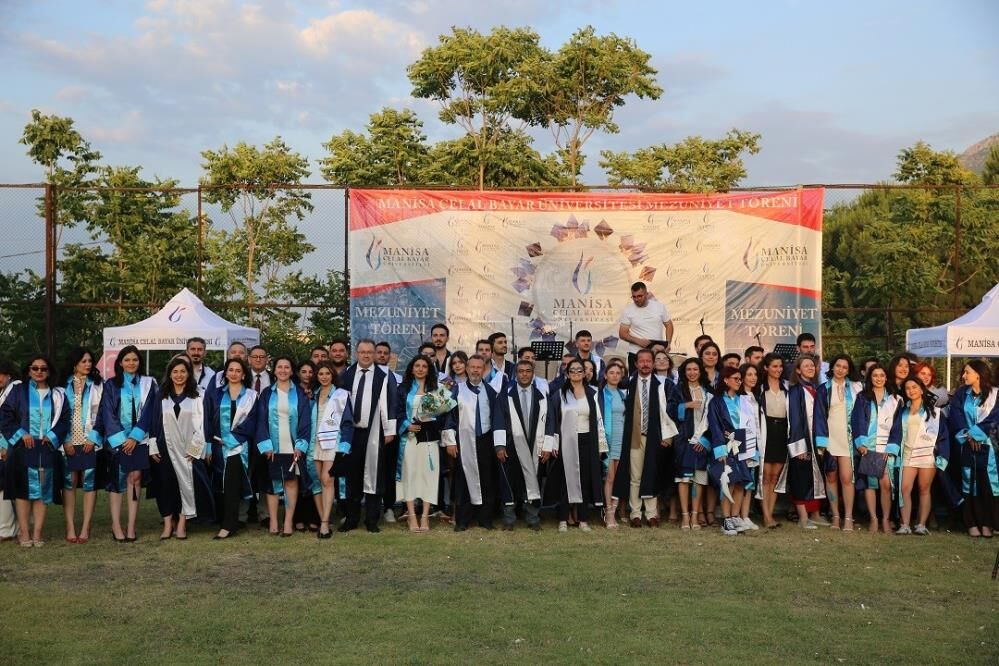 MCBÜ’de üç yerleşkede mezuniyet coşkusu yaşandı-2