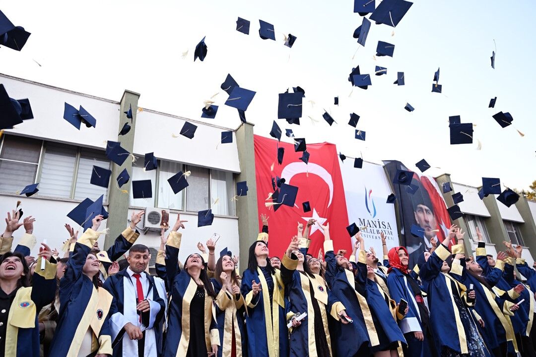 MCBÜ’de üç yerleşkede mezuniyet coşkusu yaşandı