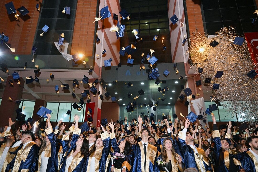 MCBÜ İİBF ve Teknoloji Fakültesi Öğrencileri Mezun Oldu