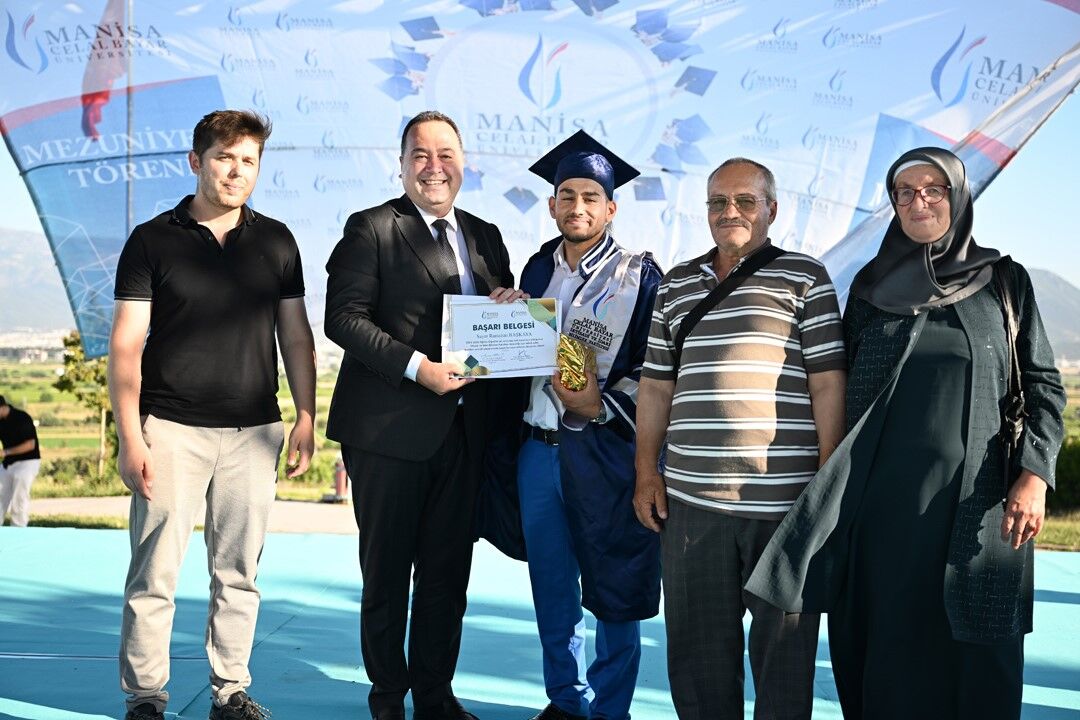 MCBÜ İİBF ve Teknoloji Fakültesi Öğrencileri Mezun Oldu-2
