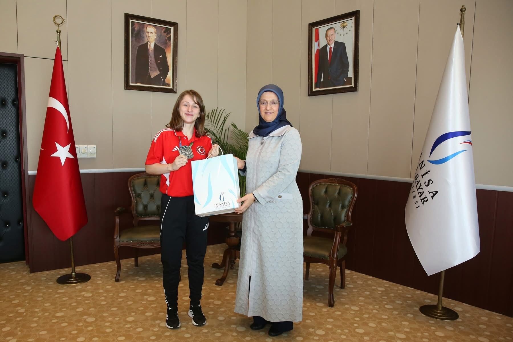 Dünya Şampiyonu Nurbade Büber’den Rektör Kibar’a Ziyaret-1
