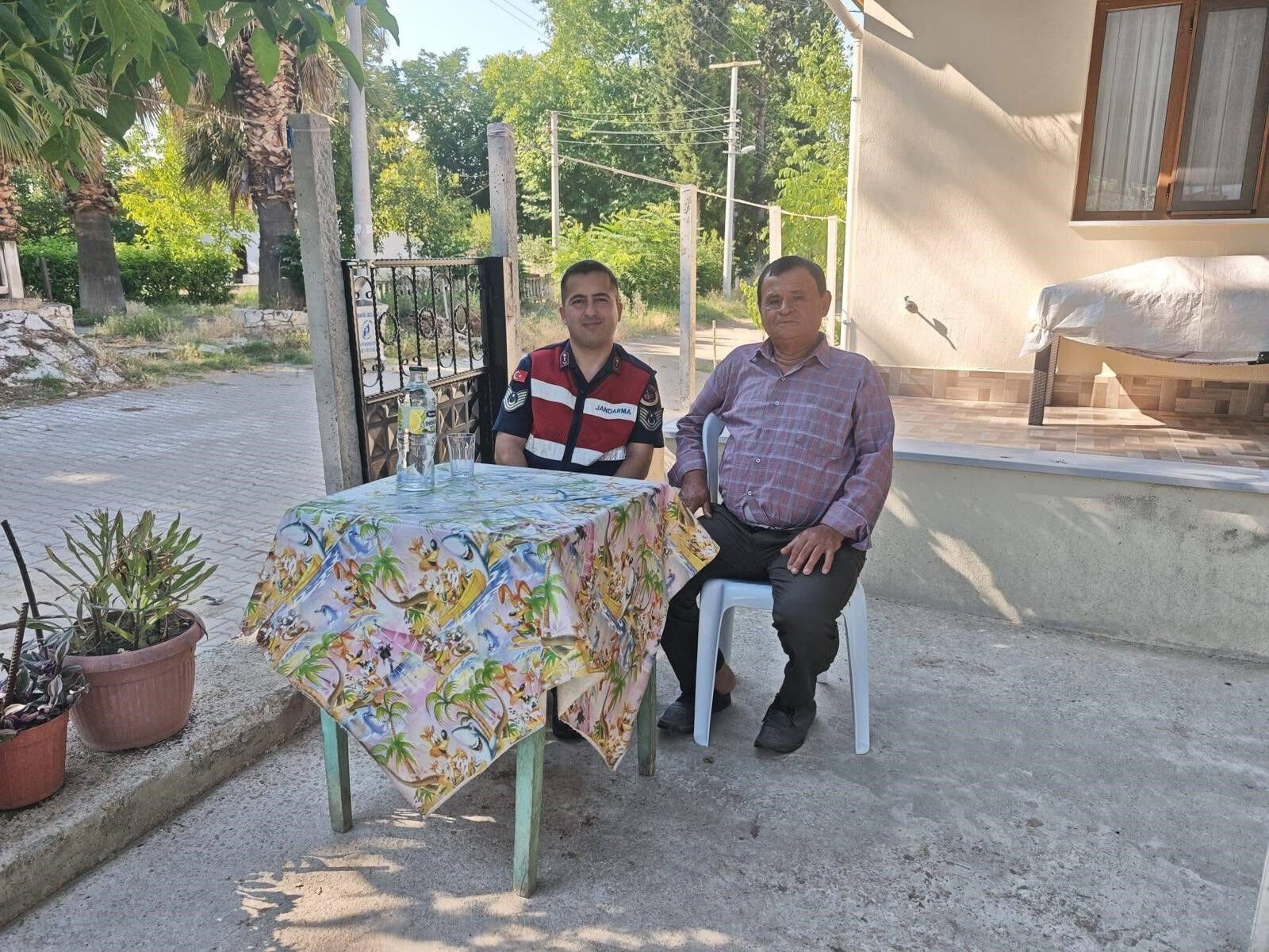 Sarıgöl jandarmasından şehitlerin emanetlerine anlamlı ziyaret-.1